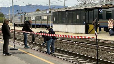 Spoleto, cerca di risalire sul treno ma finisce sotto le rotaie: morto 43enne polacco