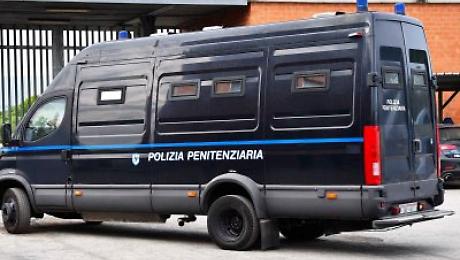 Carcere di Terni, detenuto tenta il suicidio: agenti evitano la tragedia