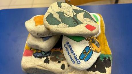 Studenti ricordano le vittime della mafia: un&rsquo;installazione con i volti dipinti su pietra