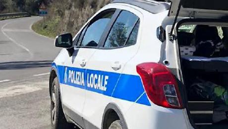 Prende a testate due agenti e un carabiniere: arrestato 55enne