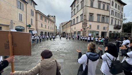Foligno, maestre in sciopero: &ldquo;Cos&igrave; i nidi non reggono&rdquo;