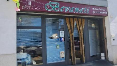 La storica macelleria Bevanati lascia il centro storico, il saluto degli esercenti: "Punto di riferimento"
