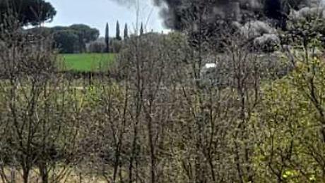 Magazzino di legname a fuoco: scatta l&rsquo;ordinanza della Usl, c'&egrave; il rischio amianto