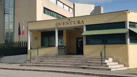 Viola il divieto di avvicinamento ai familiari: ai domiciliari un 47enne