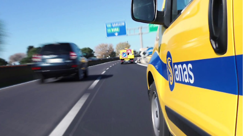Incidente stradale sul raccordo Perugia-Bettolle: investe due addetti Anas e poi si ribalta con l'auto