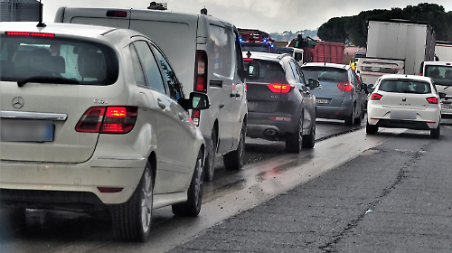 Un incidente in galleria ha bloccato il traffico sul raccordo "Bettolle-Perugia"