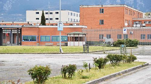 Terni, violenza in carcere: detenuto si scaglia sugli agenti armato di lametta e coltelli rudimentali