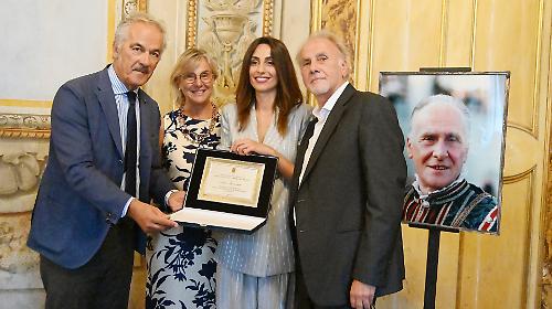 L'emozione del Premio Picuti, consegnati i riconoscimenti a Giorgia Cardinaletti e al direttore del Corriere Sergio Casagrande