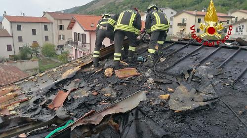 In fiamme il tetto di una casa a Sigillo: incendio domato dai vigili del fuoco