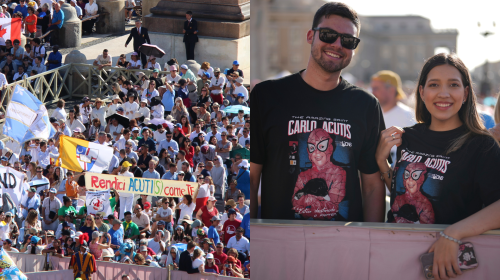 Il volto di Carlo Acutis ovunque in piazza San Pietro: in una t-shirt diventa Spiderman. Spiccano i cappellini gialli degli umbri