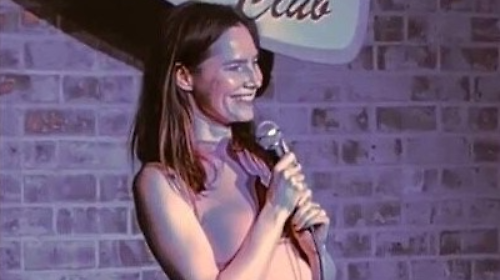Amanda Knox sul palco porta il tragico passato tra ironia e risatine