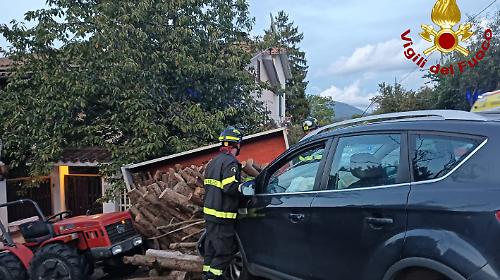 Si schiantano un trattore agricolo che trasportava legna e un'autovettura: due feriti. Una persona trasportata in elisoccorso