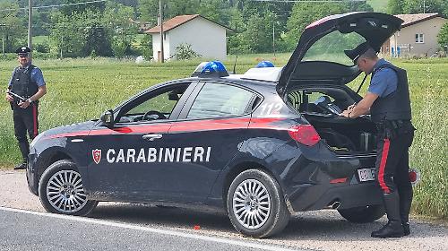 Calci e pugni a un uomo mentre la compagna di lui viene violentata. Arrestati tre uomini