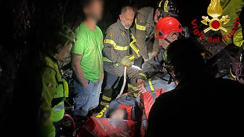 Cade in un dirupo nella notte: recuperata a 40 metri dal ciglio della strada e portata in ospedale