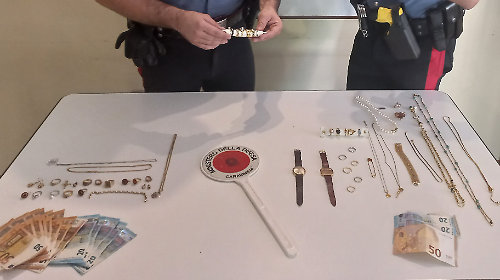 Sottraggono oltre 45mila euro di oro a due pensionate con la tecnica del finto carabinieri. Arrestata una donna