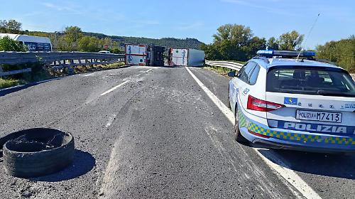 Terni, autotreno si ribalta su un fianco e blocca interamente l'autostrada A1. Sotto shock l'autista, code e uscita obbligatoria a Orte