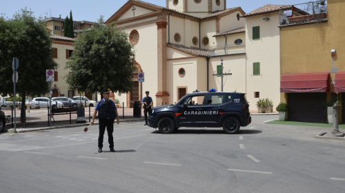Blocca l’ex compagna con l’auto e le strappa il cellulare di mano: arrestato 55enne per violazione del divieto di avvicinamento