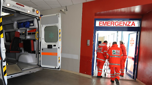 Incidente frontale tra un'auto e un furgone: tre feriti e un codice rosso