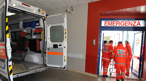 Partorisce in auto aiutata al telefono dalla centrale del 118