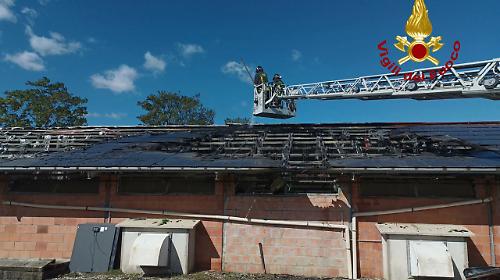 Incendio a Marsciano, fiamme su pannelli fotovoltaici di un’azienda zootecnica