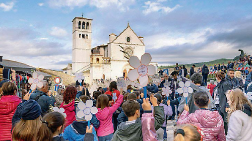 San Francesco, patrono d’Italia: Assisi celebra con 2.000 pellegrini. Presenti la premier Meloni e il ministro Giuli