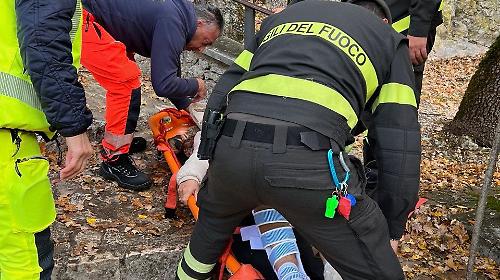 Cade durante il percorso del santuario di Santa Rita: ferita e soccorsa dai vigili del fuoco