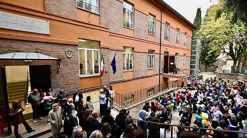 Oltre 200 bambini tornati tra i banchi di scuola del Valentini a Elce: l'inaugurazione con la sindaca Ferdinandi