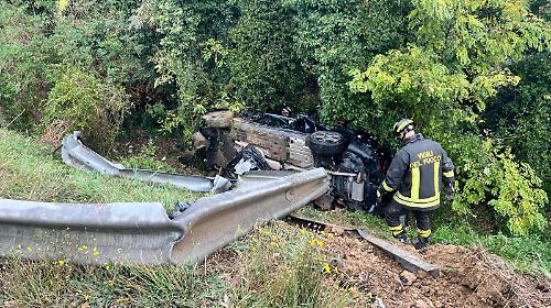 Finisce con l'auto fuori strada lungo la E45 a San Gemini: un morto e un ferito