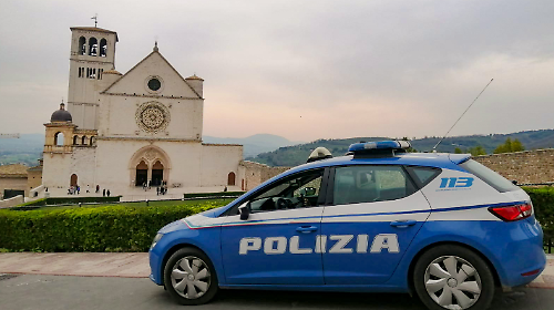 Scoppia una lite, lui cerca di soffocarla e la colpisce al viso: arrestato 32enne per maltrattamenti