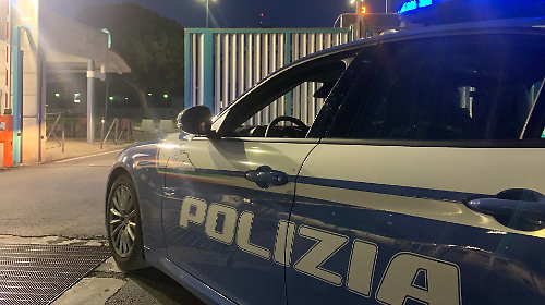 Non si ferma all'alt della polizia e scatta l'inseguimento per le strade cittadine: denunciato 32enne