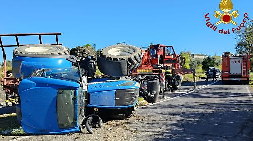 Si ribalta con il trattore: interviene la gru per liberare la strada