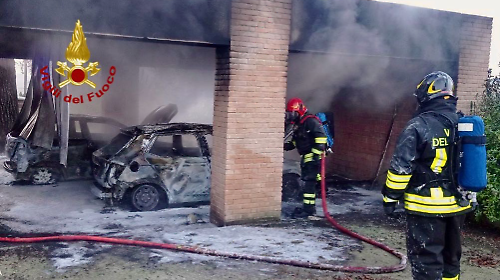 Auto in fiamme all'interno di un'autorimessa: intervento tempestivo dei Vigili del Fuoco