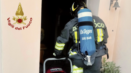 Appartamento in fiamme a Città di Castello: donna portata in ospedale per controlli. Sul posto vigili del fuoco e carabinieri