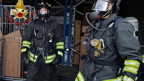 Incendio a Città di Castello: negozio di arredamenti in fiamme. Squadre dei Vigili del Fuoco in azione