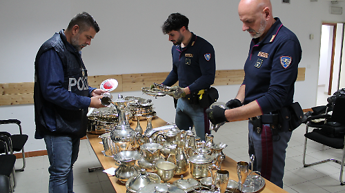 Viaggiavano in autostrada con 50 chili di argenteria rubata: denunciati due uomini