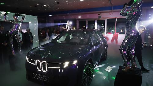 A Perugia la nuova BMW iX3: oltre 800 km di autonomia, ricarica lampo e un debutto tra arte e territorio