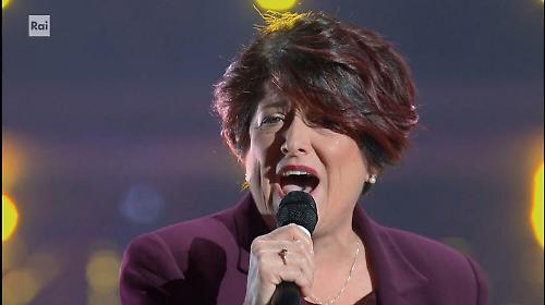 Una folignate a The Voice Senior, Tiziana incanta i coach e vola in semifinale