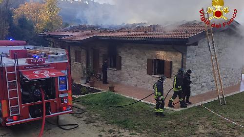 Terni, incendio sul tetto di un'abitazione: donna trovata morta nella camera da letto