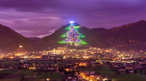 La critica del Pd dopo l’accensione dell’albero di Natale: "Troppe attività in piazza 40 Martiri. Così è compromessa la sicurezza”