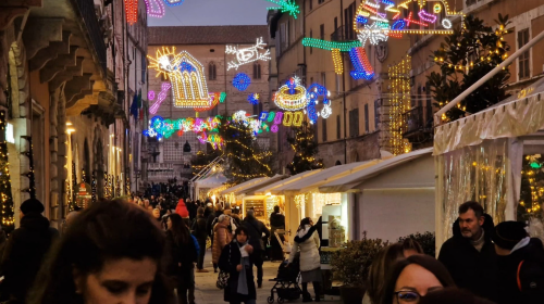 L'Umbria domina il trend in crescita del turismo natalizio in Italia: aumentano presenze e arrivi. I dati