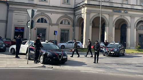 Vengono trovati in possesso di droga, psicofarmaci e un coltello a serramanico: arrestati due uomini a Fontivegge