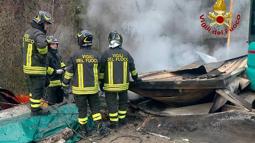 Incendio all&rsquo;alba in un deposito edile a Montone: intervento dei Vigili del Fuoco