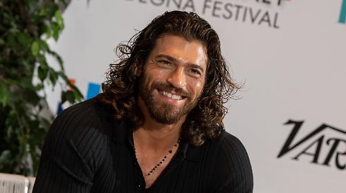 Can Yaman arrestato in Turchia. Confermata l'ospitata a C'&egrave; posta per te? Cosa succede stasera in tv