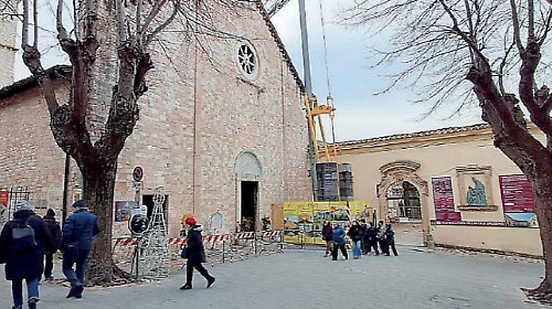 &ldquo;Pi&ugrave; vigili e cartelli bilingue in piazza del Vescovado&rdquo;