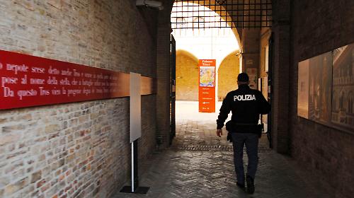 Li sfiora con la bici e si scatena la rissa: calci e pugni in via Gramsci. Quattro denunce