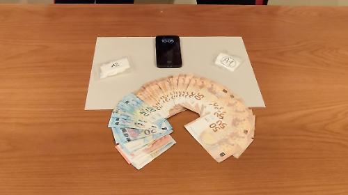 Sorpresa a spacciare, viene trovata in possesso di 15 dosi di cocaina e oltre 1700 euro in contanti: arrestata 30enne
