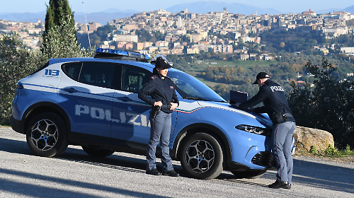 Cerca di scappare dalla polizia ma viene sorpreso mentre nascondeva un coltello a serramanico: denunciato 47enne