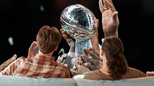 Super Bowl, gli spot ai raggi X: il costo da capogiro, i pi&ugrave; attesi del 2026 e le pubblicit&agrave; che hanno fatto la storia