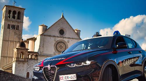 Apre l'auto di un turista e gli ruba il computer: denunciato 60enne