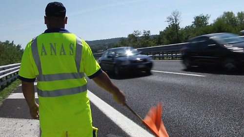 Scontro tra due auto e una moto: un ferito. Strada chiusa in entrambe le direzioni